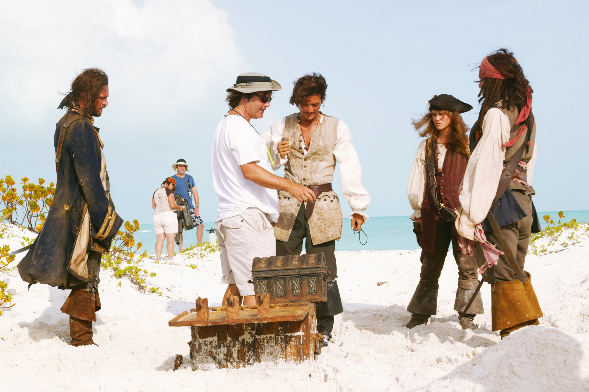 Still of Johnny Depp, Orlando Bloom, Jack Davenport, Keira Knightley and Gore Verbinski in Karibu piratai: numirelio skrynia (2006)