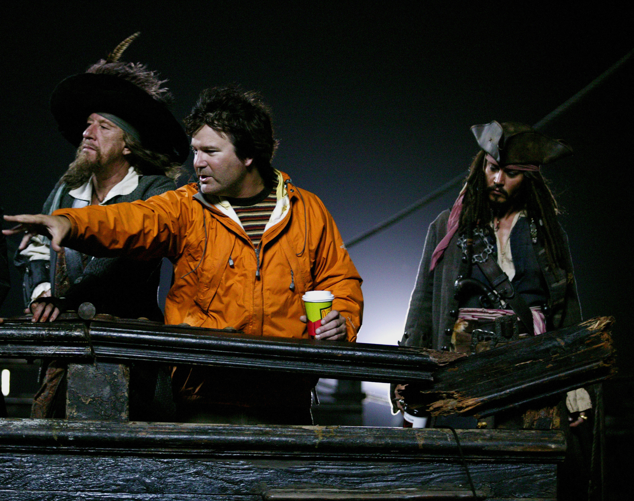Still of Johnny Depp, Geoffrey Rush and Gore Verbinski in Karibu piratai: pasaulio pakrasty (2007)