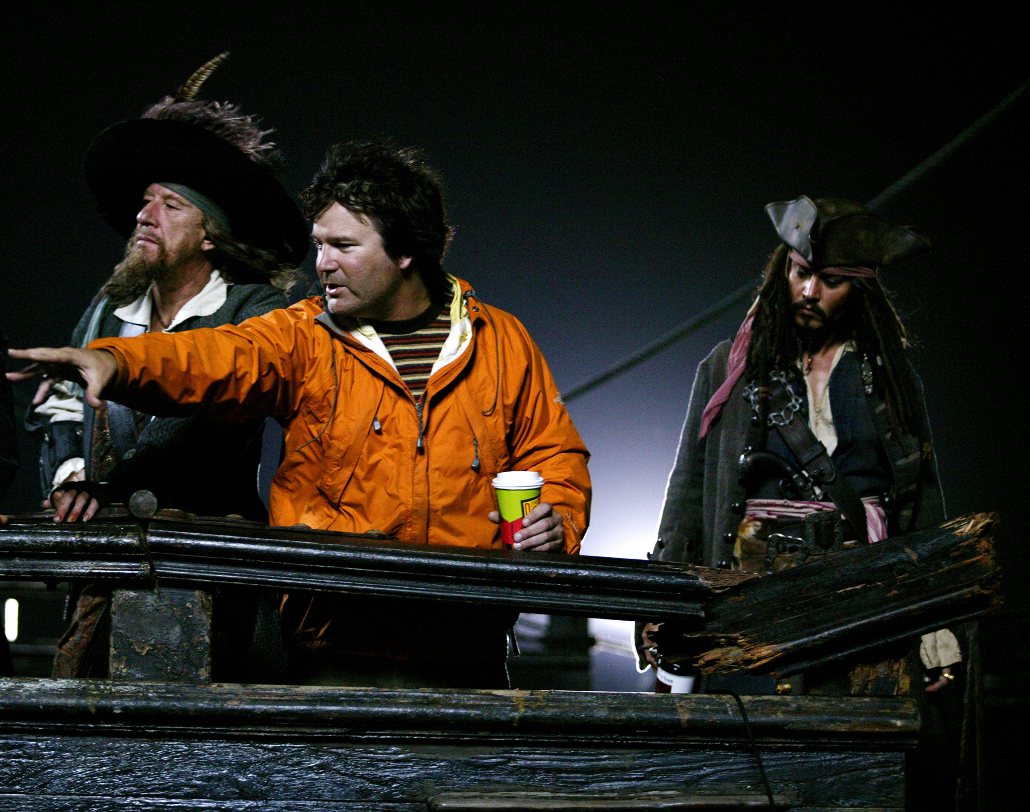 Johnny Depp, Geoffrey Rush and Gore Verbinski in Karibu piratai: Juodojo perlo prakeiksmas (2003)