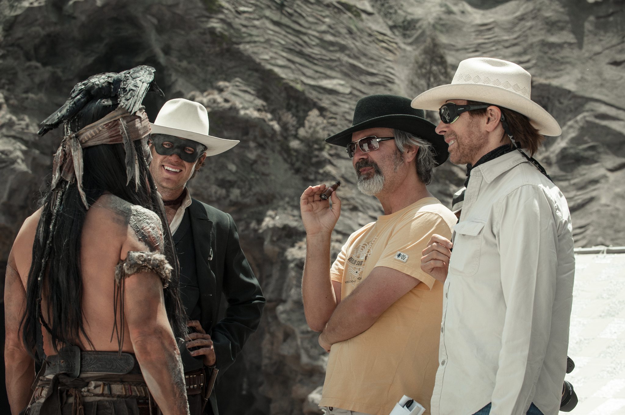 Johnny Depp, Gore Verbinski and Armie Hammer in Vienisas klajunas (2013)