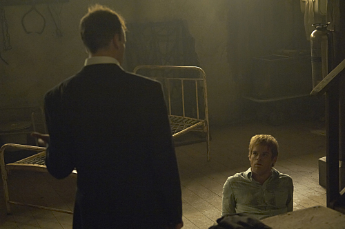 Still of Jonny Lee Miller and Michael C. Hall in Deksteris (2006)