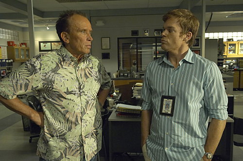 Still of Peter Weller and Michael C. Hall in Deksteris (2006)