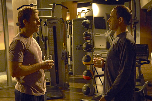 Still of Jonny Lee Miller and Michael C. Hall in Deksteris (2006)