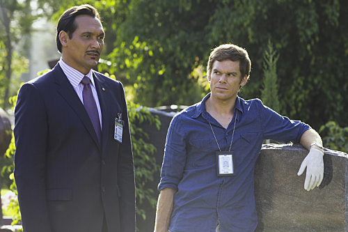 Still of Jimmy Smits and Michael C. Hall in Deksteris (2006)