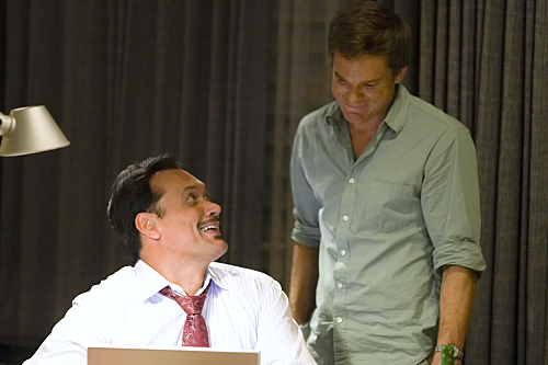 Still of Jimmy Smits and Michael C. Hall in Deksteris (2006)