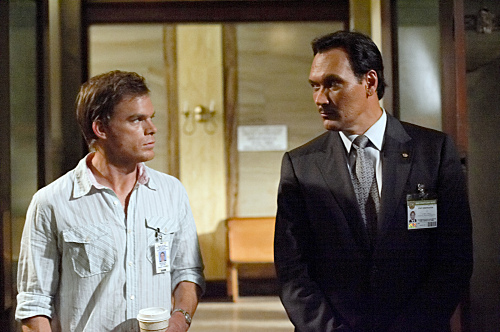 Still of Jimmy Smits and Michael C. Hall in Deksteris (2006)