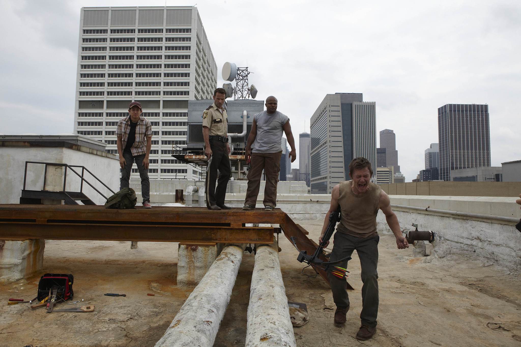 Still of Norman Reedus, Andrew Lincoln, Irone Singleton and Steven Yeun in Vaiksciojantys negyveliai (2010)