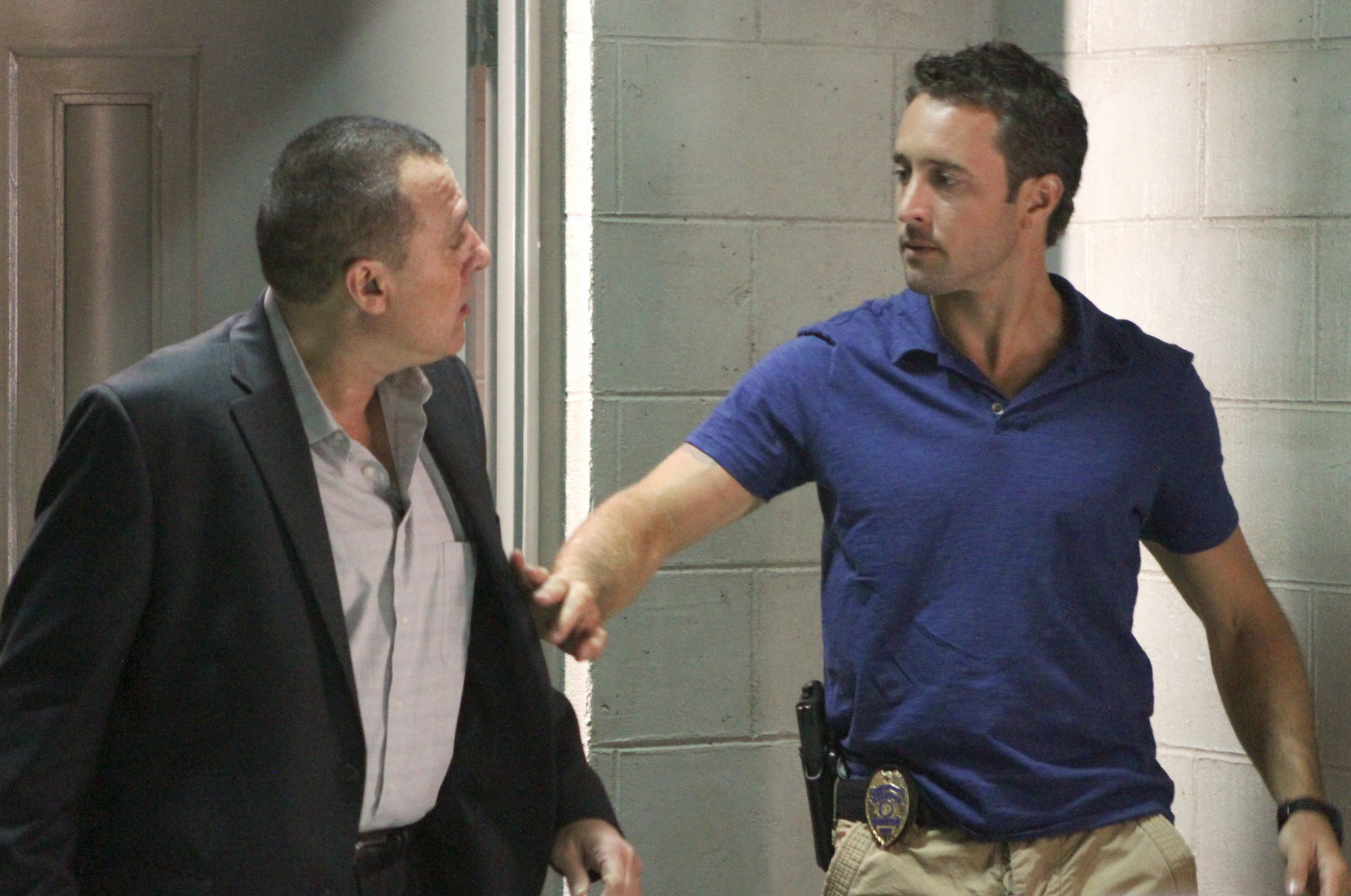 Still of Tom Sizemore and Alex O'Loughlin in Hawaii Five-0 (2010)