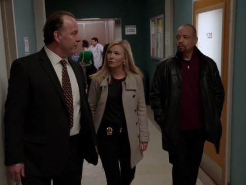 Still of Ice-T and Kelli Giddish in Law & Order: Special Victims Unit (1999)