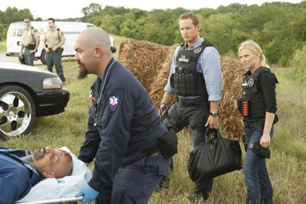 Still of Cole Hauser and Kelli Giddish in Chase (2010)