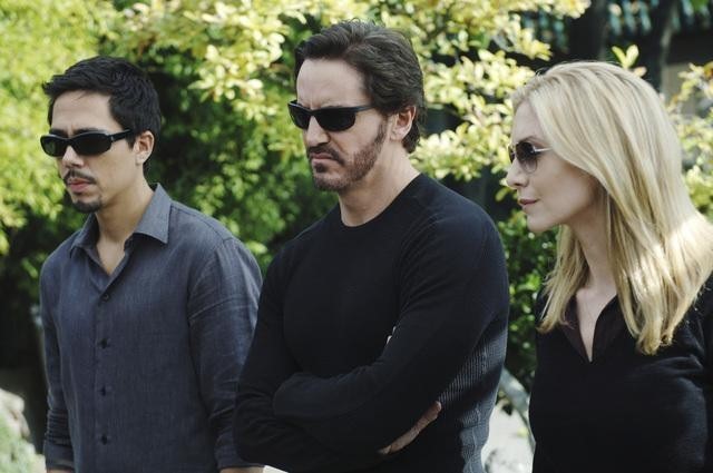 Still of Zak Santiago, Charles Mesure and Elizabeth Mitchell in V (2009)