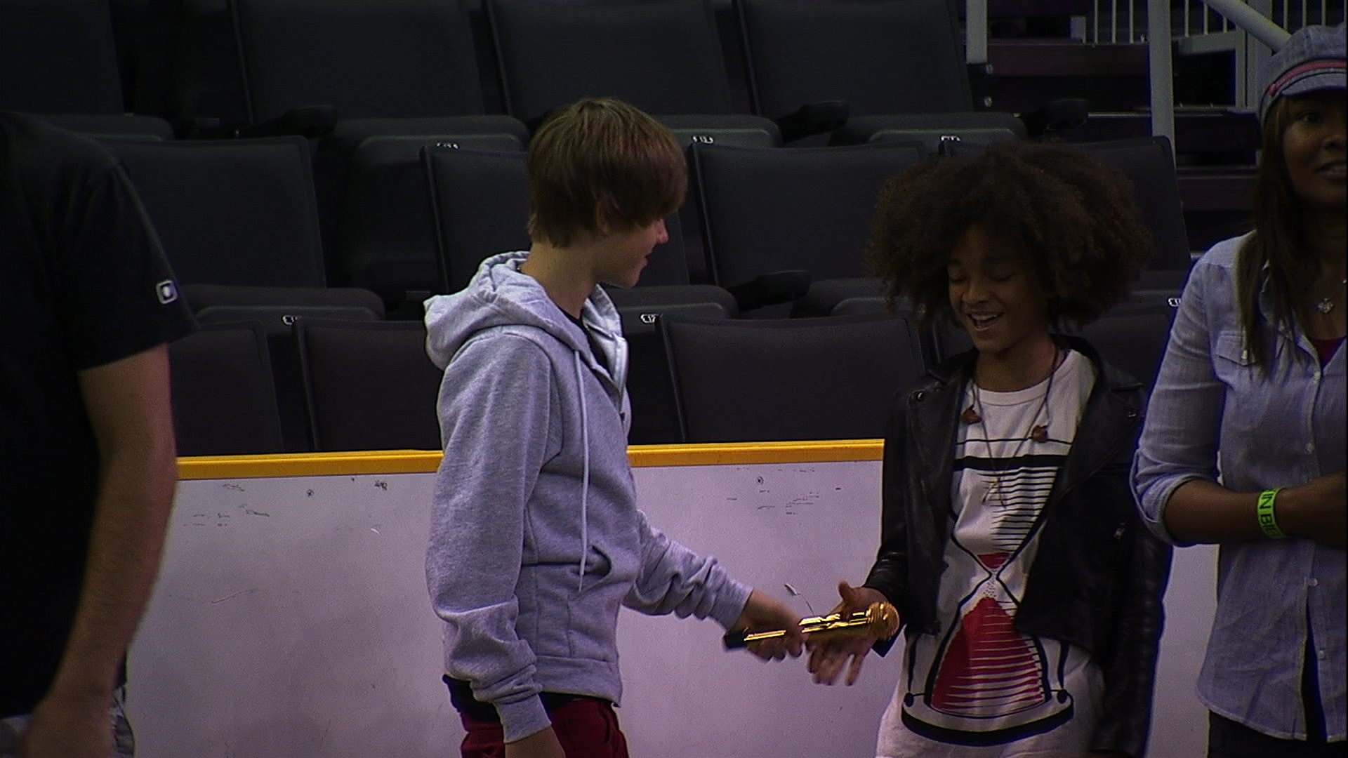 Still of Jaden Smith and Justin Bieber in Justin'as Bieber'is: niekada nesakyk niekada (2011)