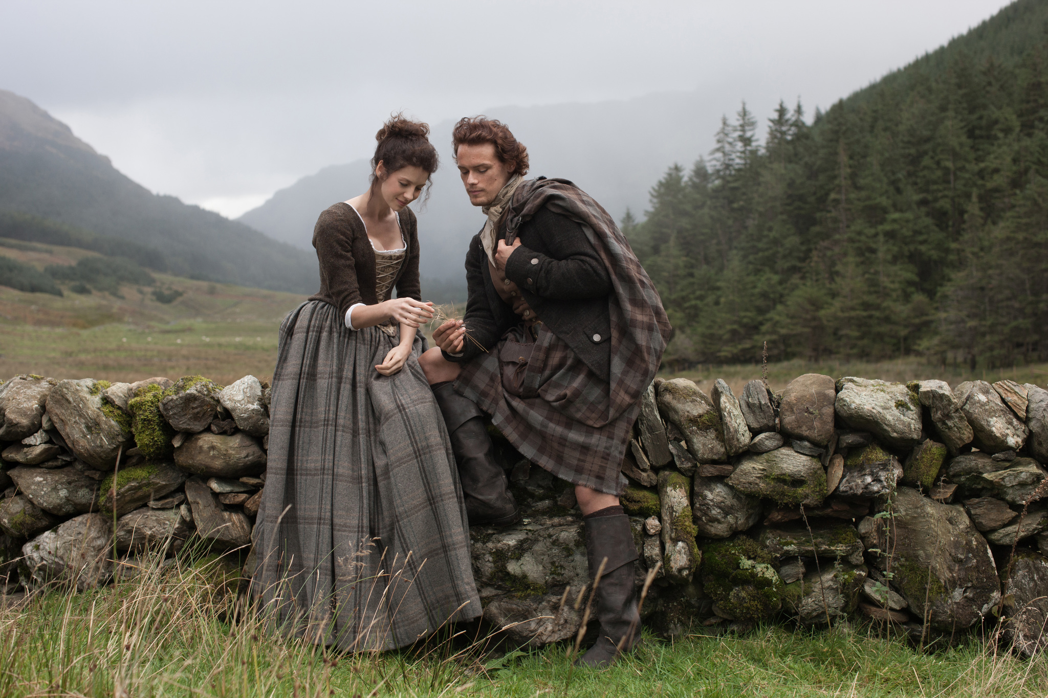 Still of Sam Heughan and Caitriona Balfe in Outlander (2014)