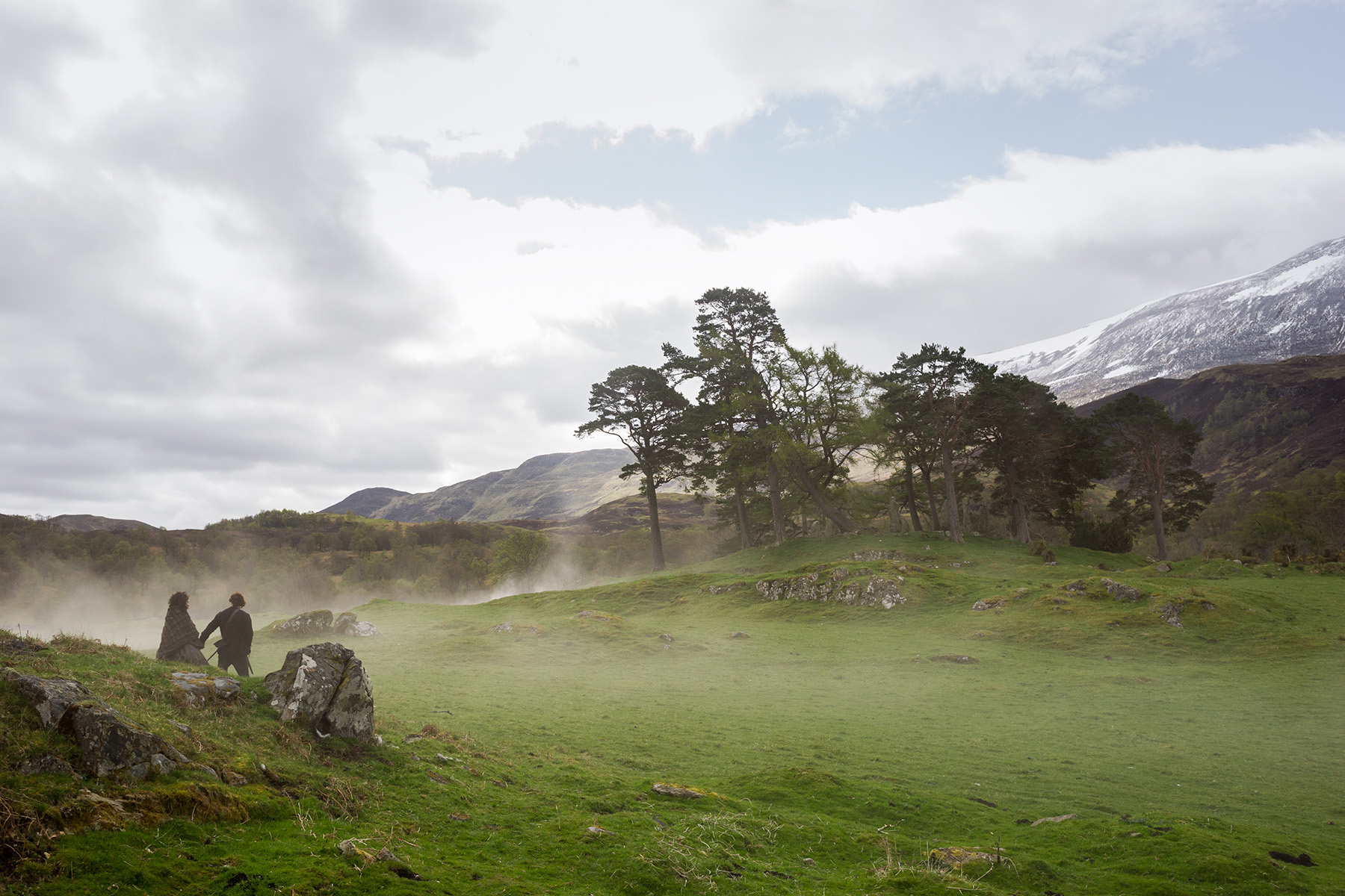 Still of Sam Heughan and Caitriona Balfe in Outlander (2014)