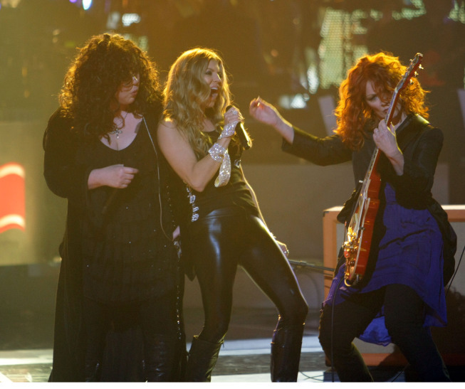 Still of Fergie, Nancy Wilson and Ann Wilson in American Idol: The Search for a Superstar (2002)