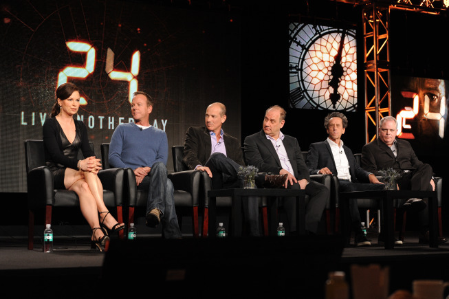 Still of Kiefer Sutherland, Manny Coto, Howard Gordon, Evan Katz, Mary Lynn Rajskub and Brian Glazer in 24: Live Another Day (2014)