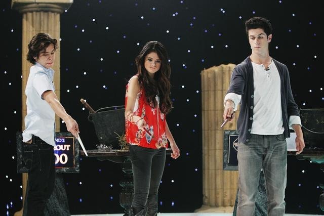 Still of David Henrie, Selena Gomez and Jake T. Austin in Wizards of Waverly Place (2007)