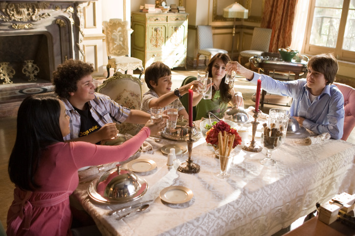 Still of Kyla Pratt, Emma Roberts, Jake T. Austin, Troy Gentile and Johnny Simmons in Hotel for Dogs (2009)