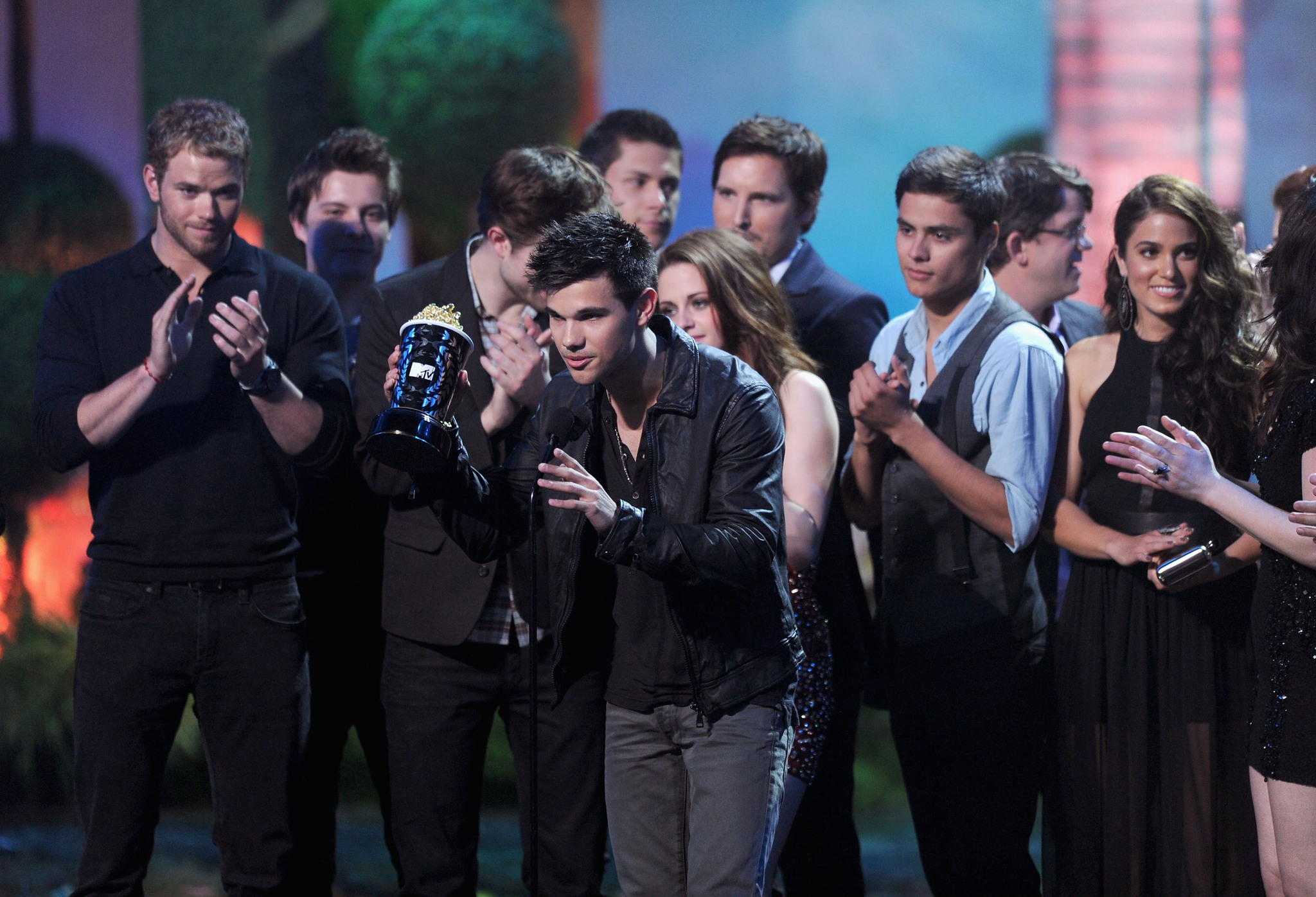 Peter Facinelli, Kristen Stewart, Taylor Lautner, Robert Pattinson and Kellan Lutz at event of 2011 MTV Movie Awards (2011)