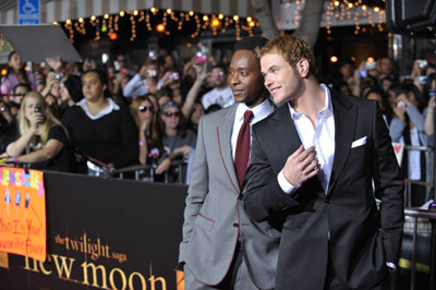 Edi Gathegi and Kellan Lutz at event of Jaunatis (2009)