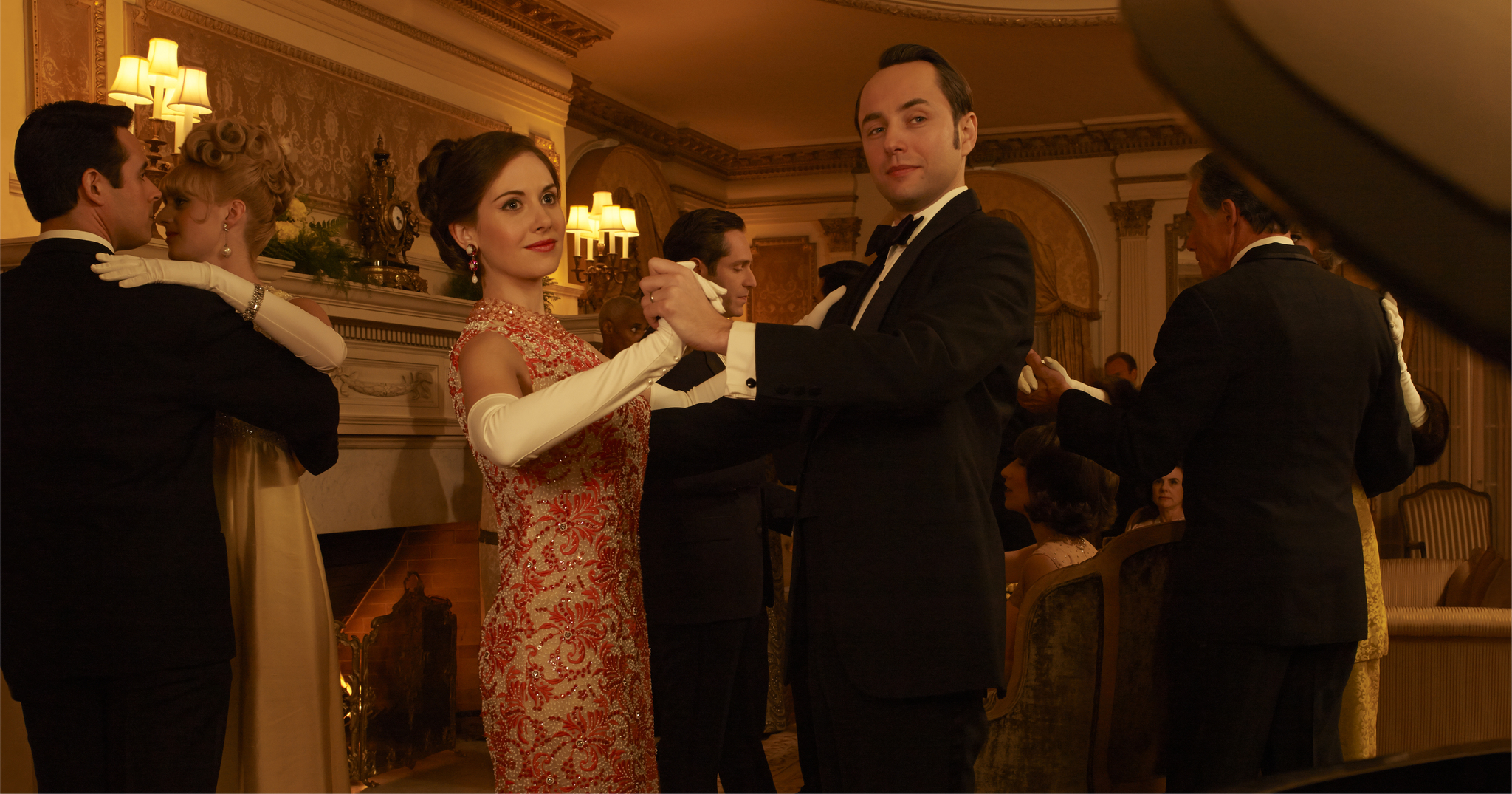 Still of Vincent Kartheiser and Alison Brie in MAD MEN. Reklamos vilkai (2007)