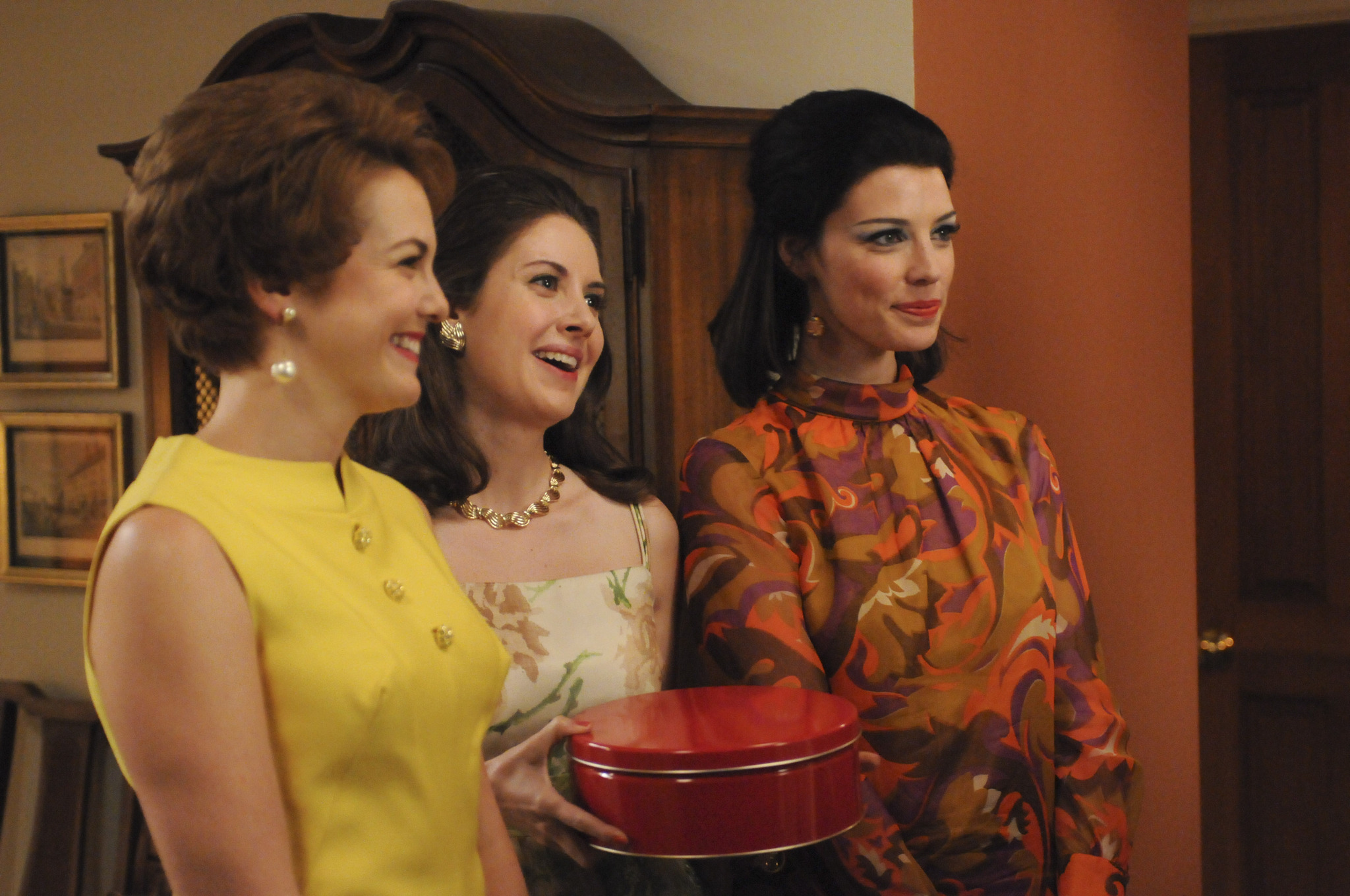 Still of Larisa Oleynik, Jessica Paré and Alison Brie in MAD MEN. Reklamos vilkai (2007)