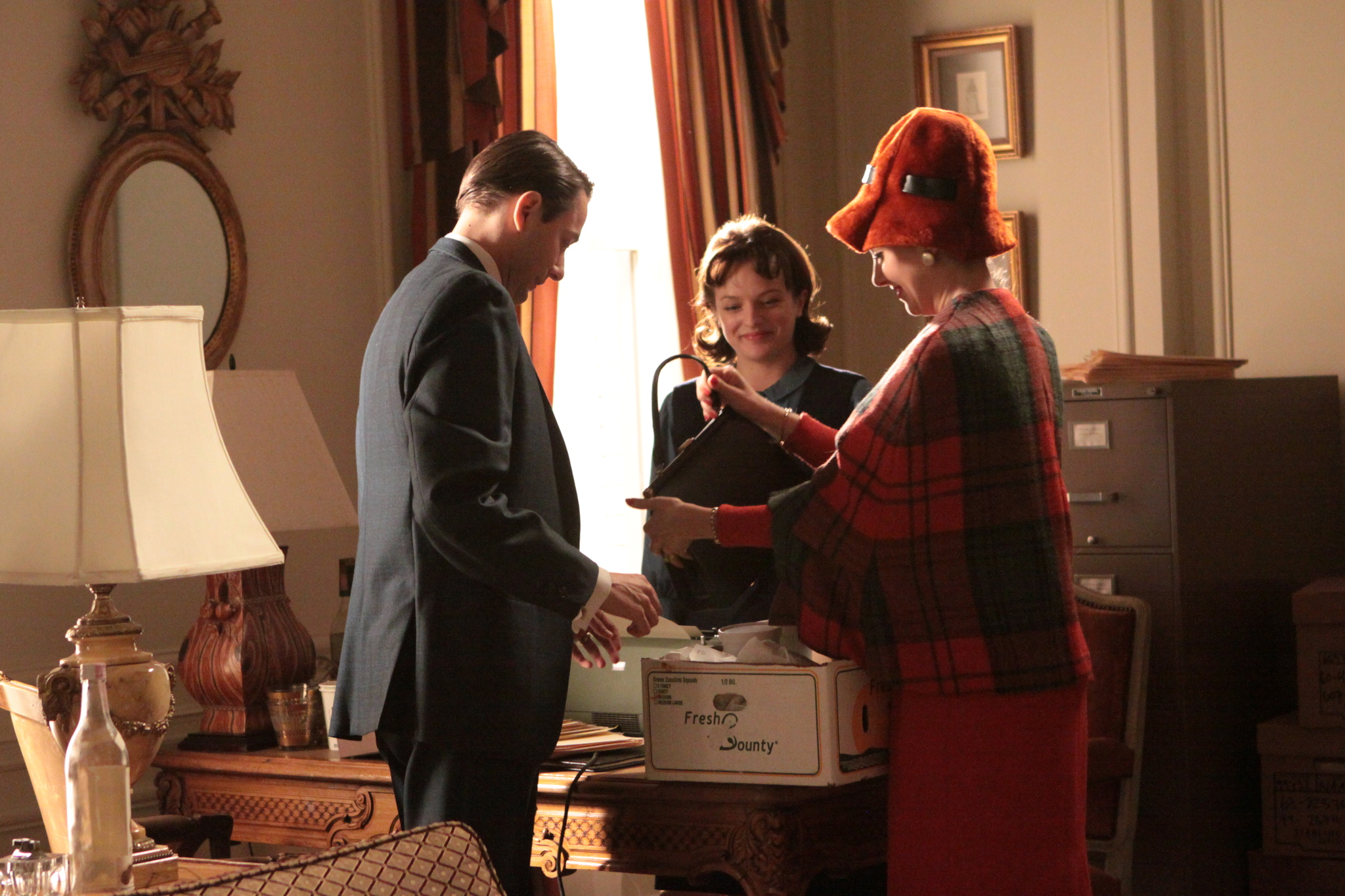 Still of Elisabeth Moss, Vincent Kartheiser and Alison Brie in MAD MEN. Reklamos vilkai (2007)