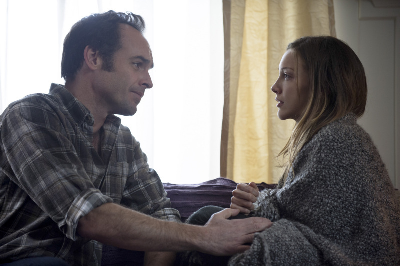 Still of Paul Blackthorne and Katie Cassidy in Strele (2012)