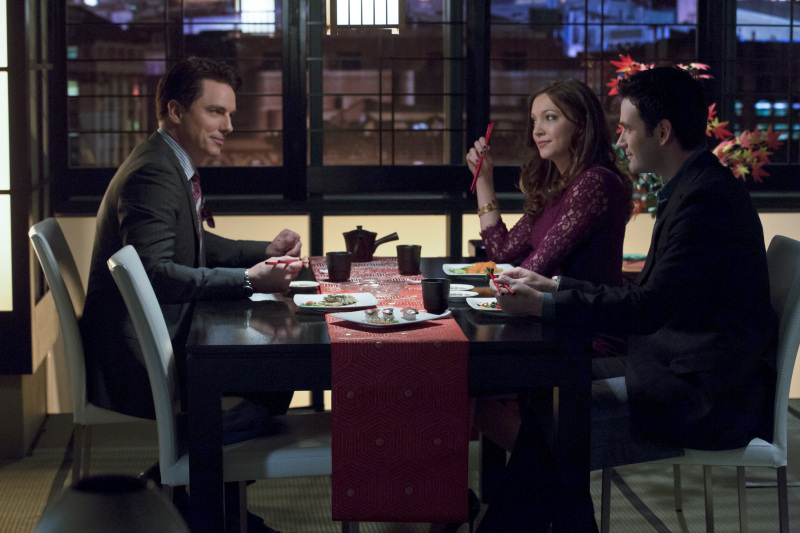 Still of John Barrowman, Katie Cassidy and Colin Donnell in Strele (2012)