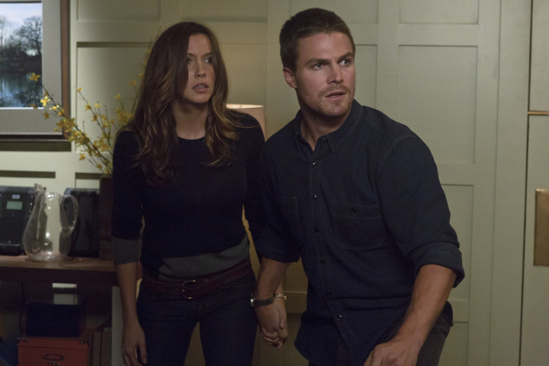 Still of Katie Cassidy and Stephen Amell in Strele (2012)