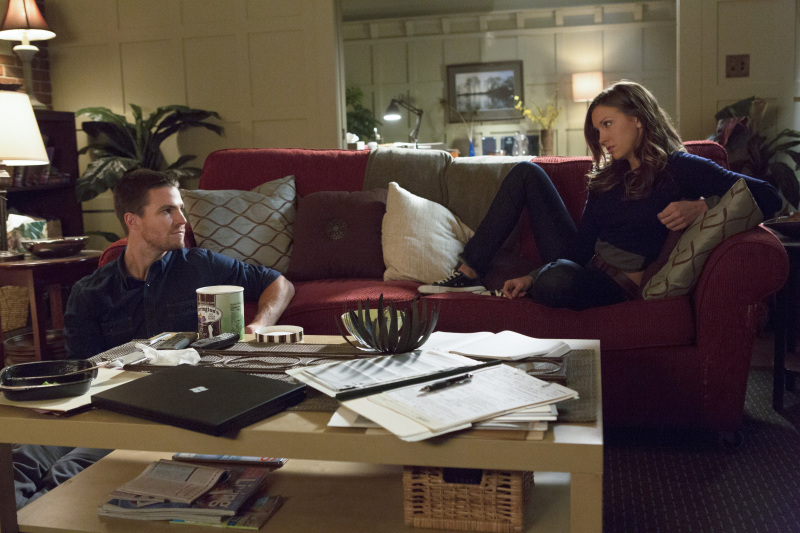 Still of Katie Cassidy and Stephen Amell in Strele (2012)