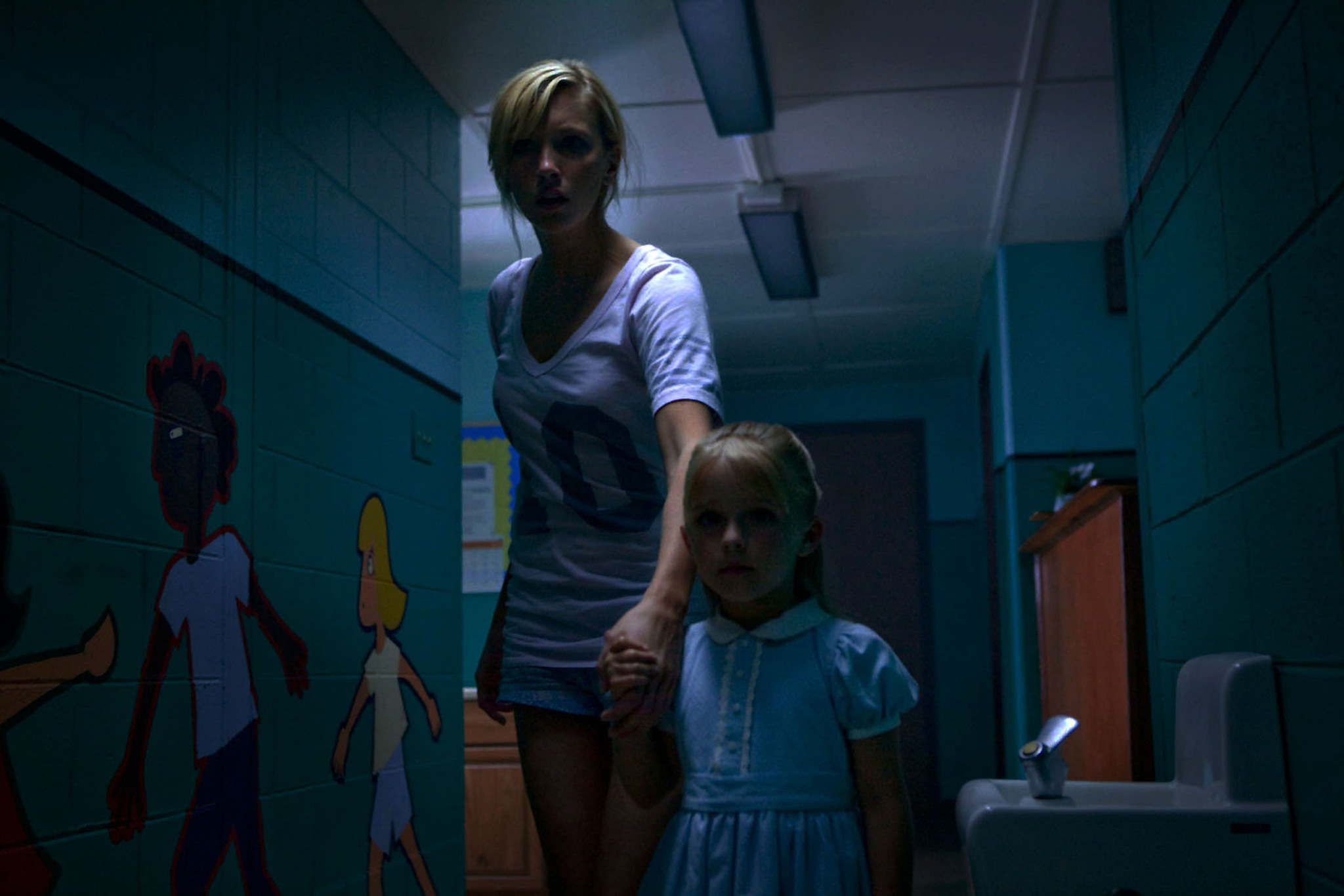 Still of Katie Cassidy and Julianna Damm in Kosmaras Guobu gatveje (2010)