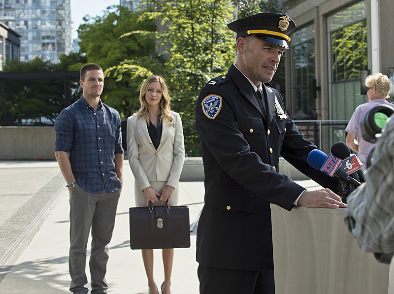 Still of Paul Blackthorne, Katie Cassidy and Stephen Amell in Strele (2012)