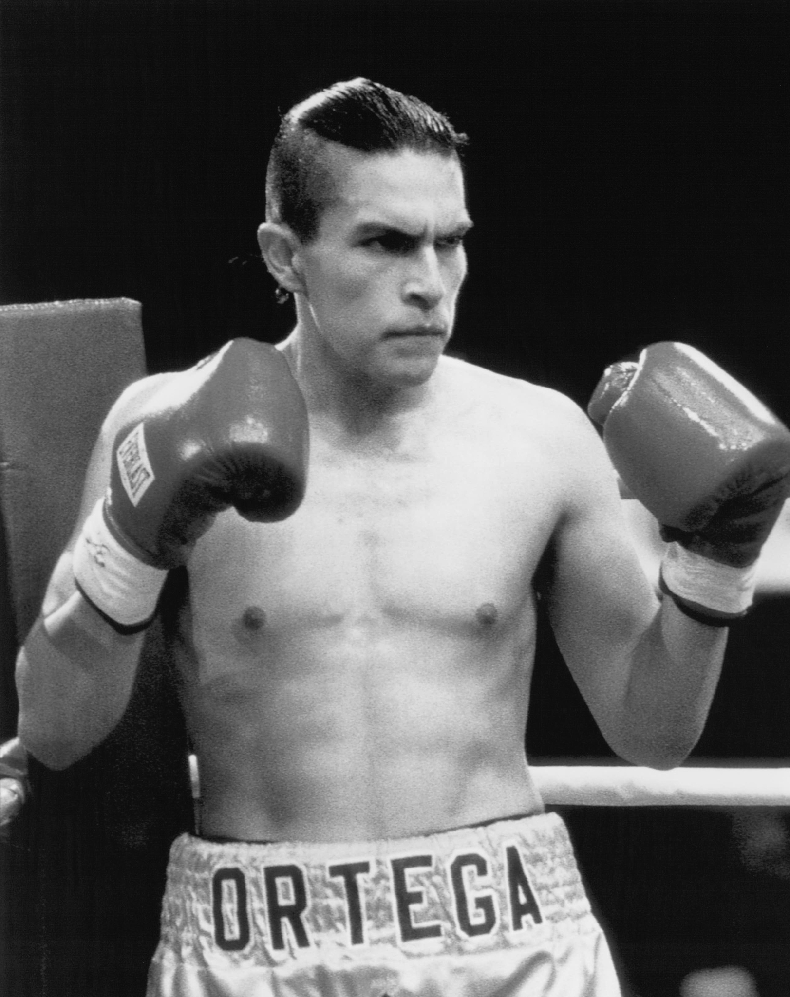 Still of Ernesto Hernández in Price of Glory (2000)