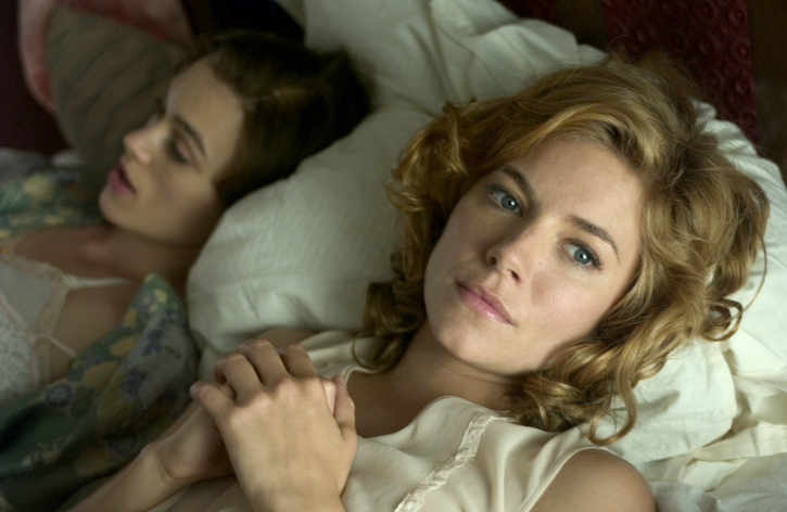 Still of Keira Knightley and Sienna Miller in Meiles riba (2008)