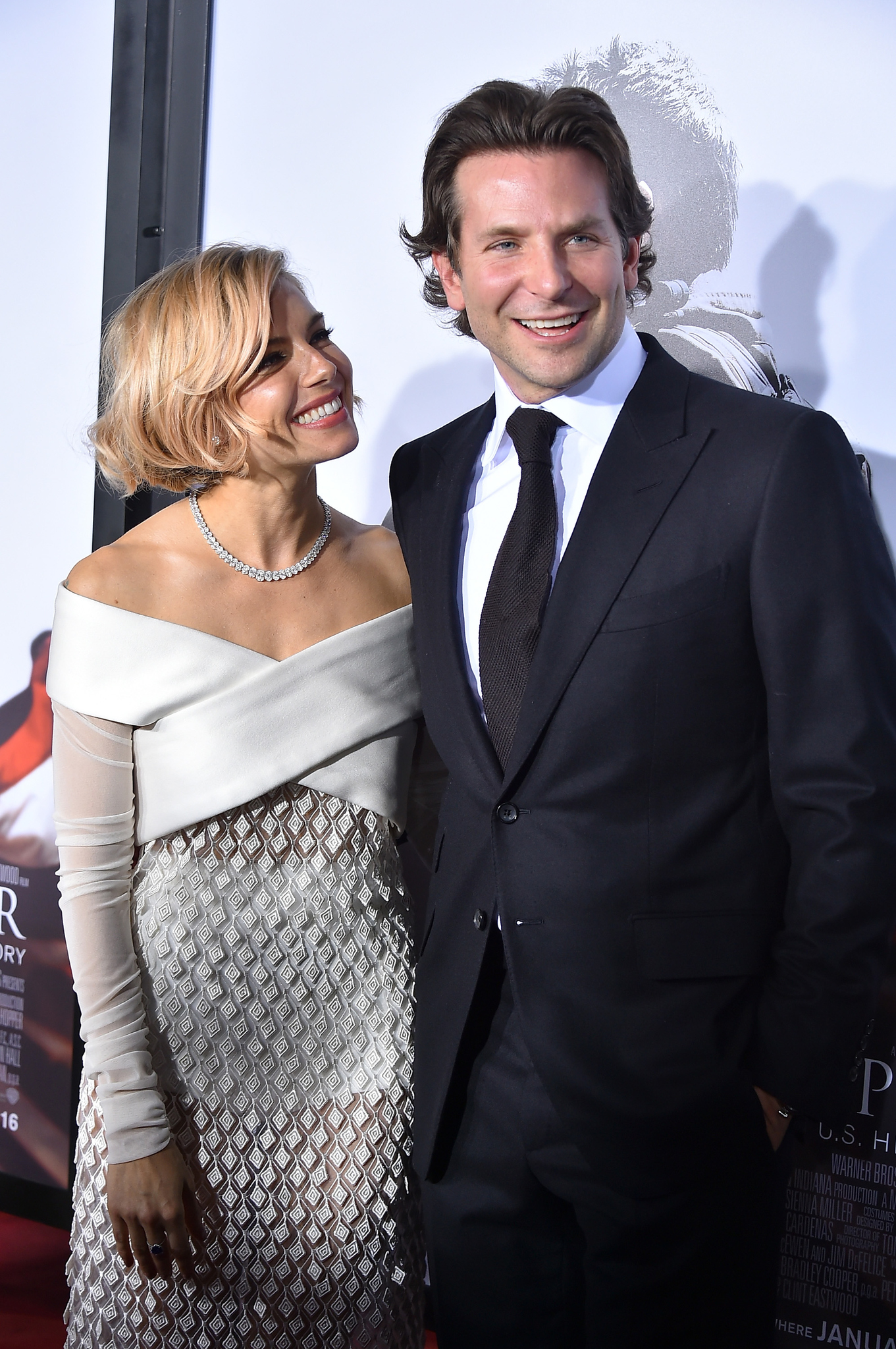 Bradley Cooper and Sienna Miller at event of Amerikieciu snaiperis (2014)