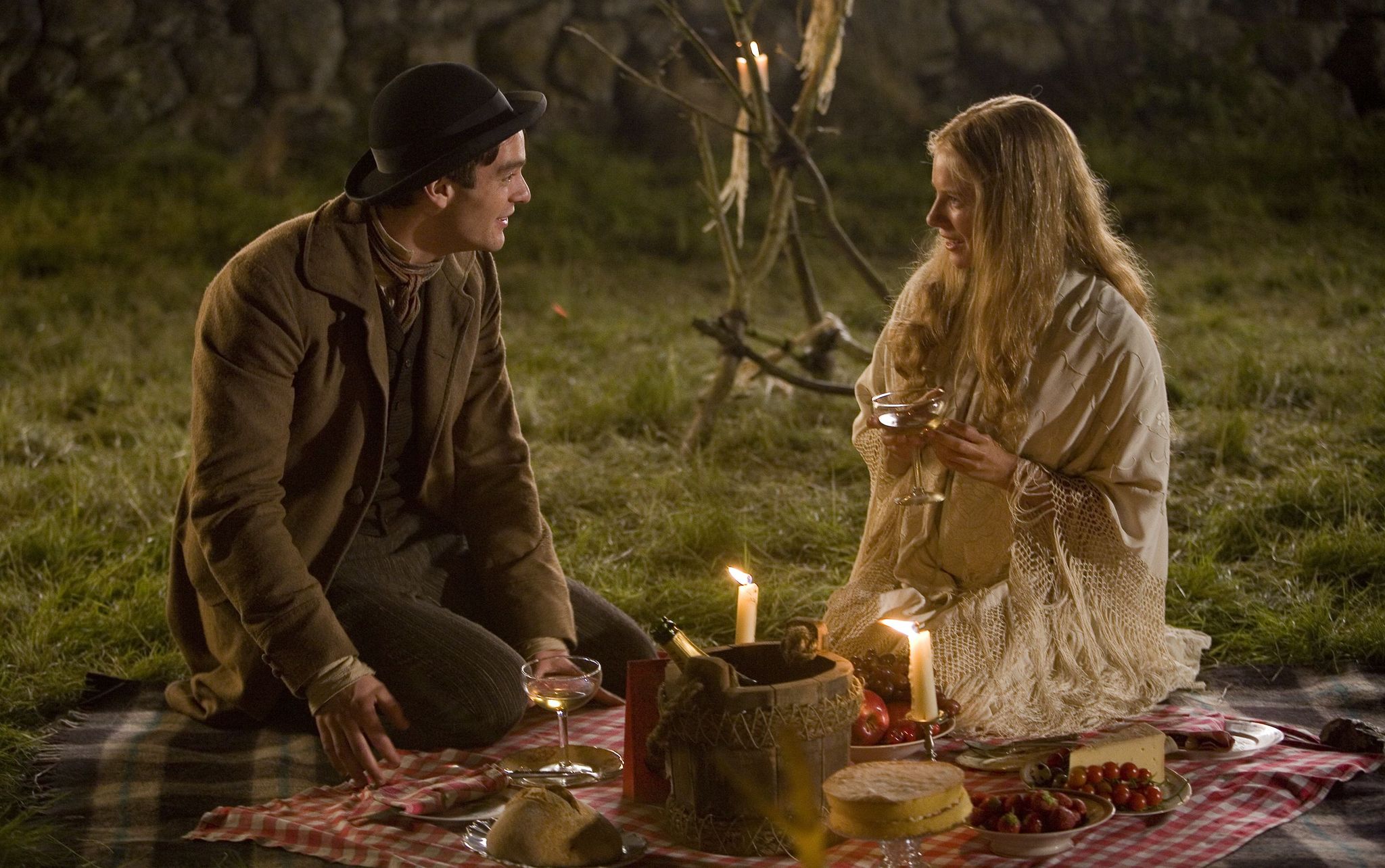 Still of Sienna Miller and Charlie Cox in Zvaigzdziu dulkes (2007)