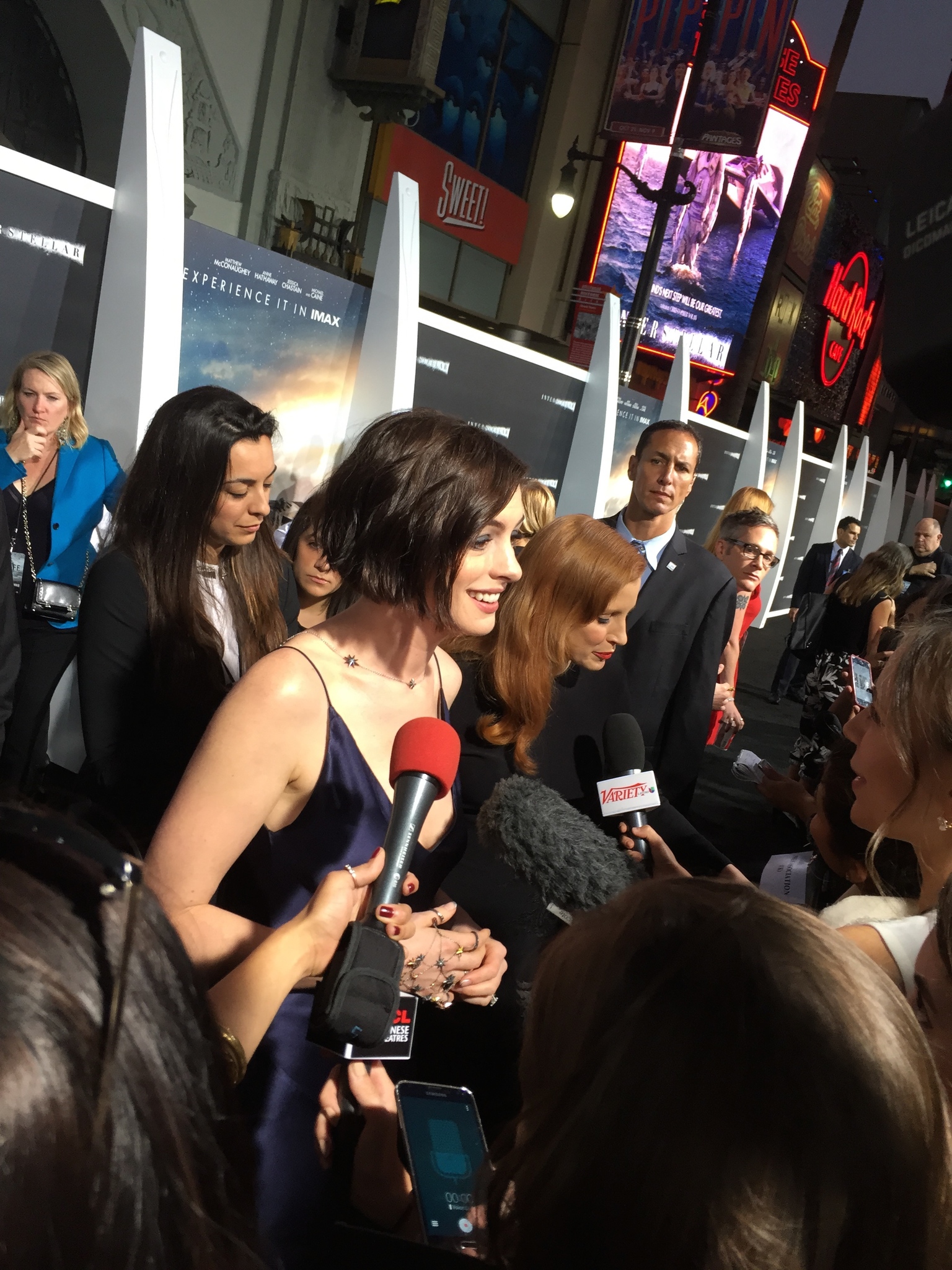 Anne Hathaway and Jessica Chastain at event of Tarp zvaigzdziu (2014)