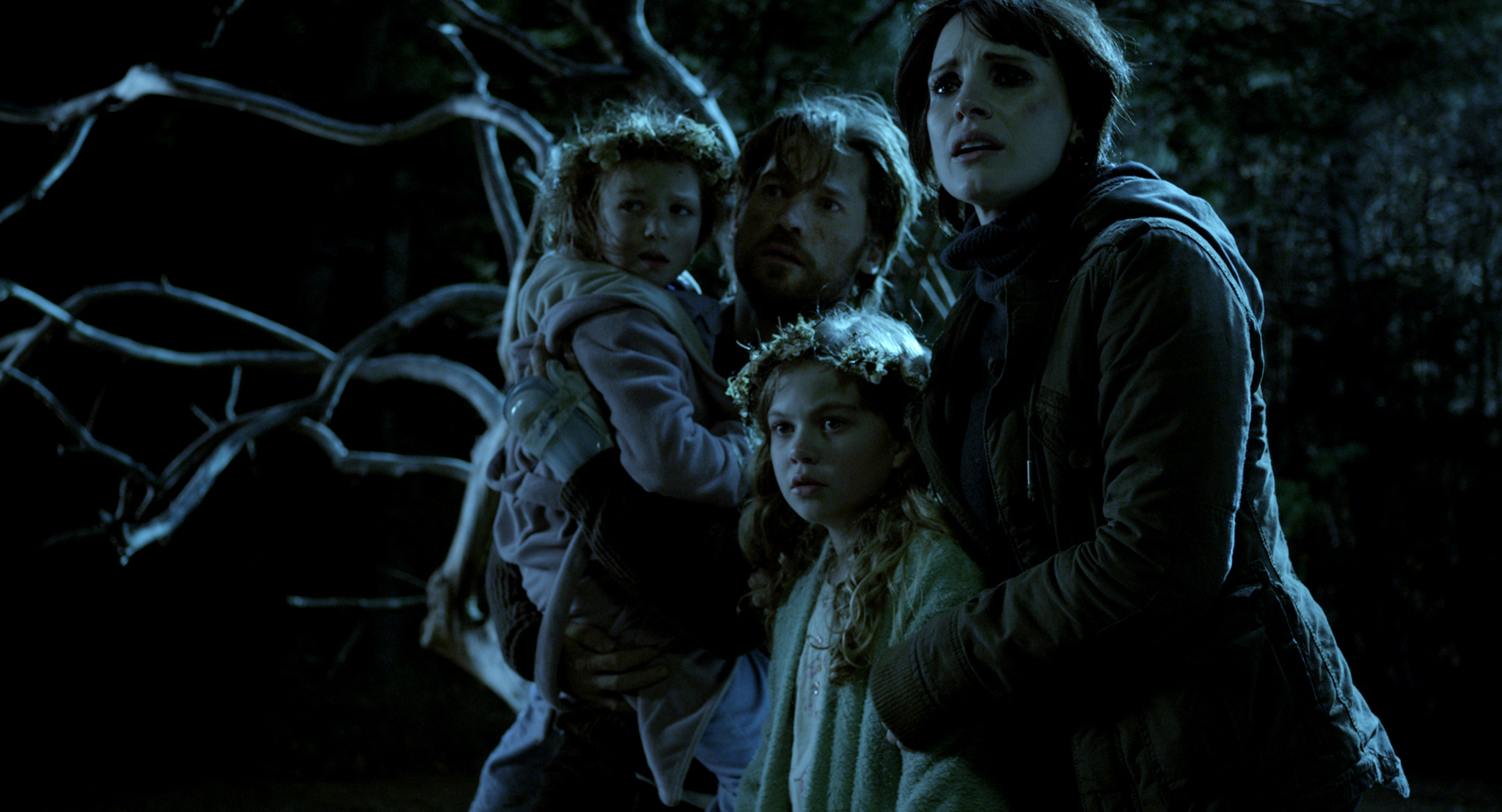 Still of Nikolaj Coster-Waldau, Jessica Chastain, Megan Charpentier and Isabelle Nélisse in Mama (2013)