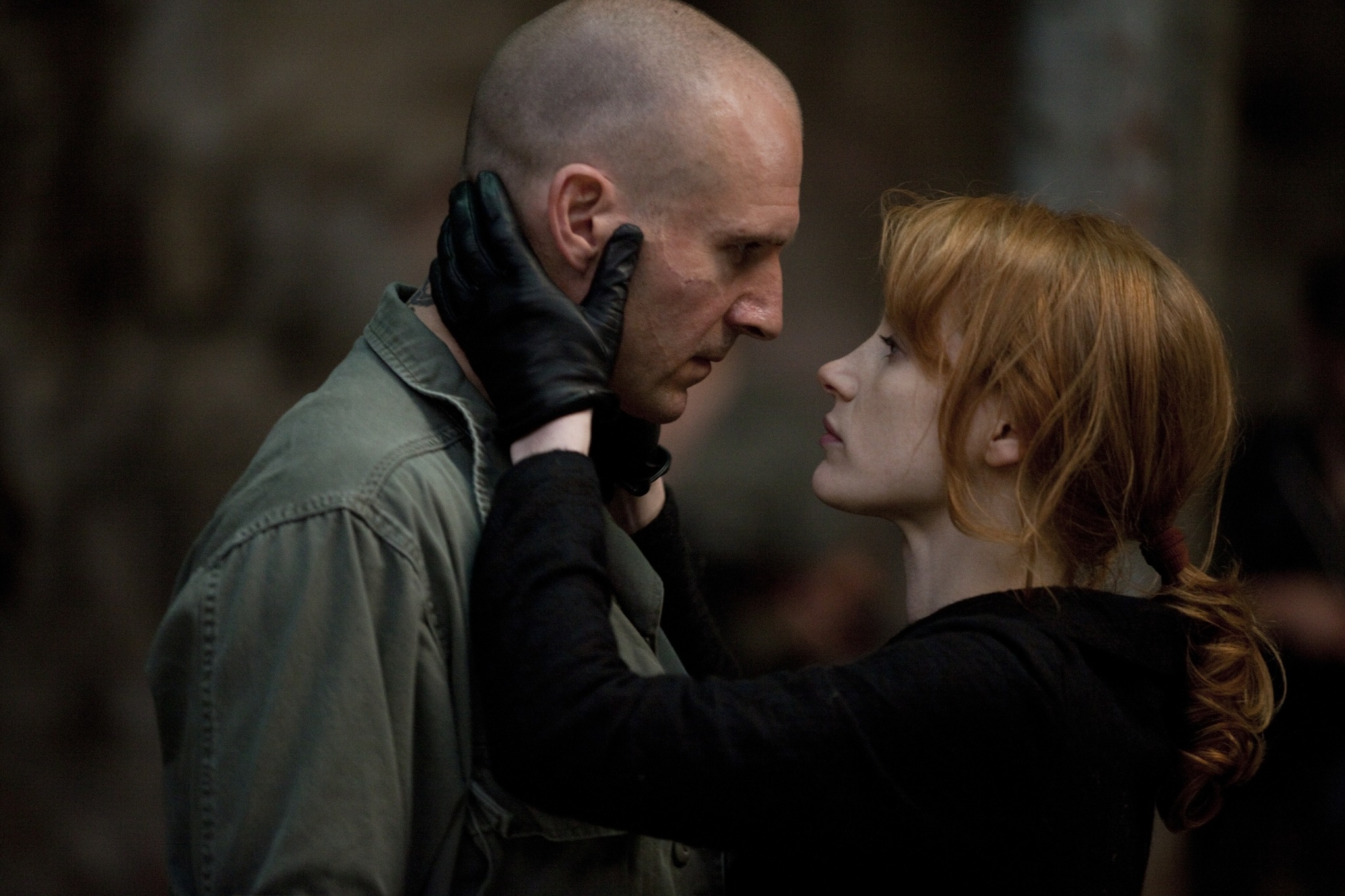 Still of Ralph Fiennes and Jessica Chastain in Koriolanas (2011)