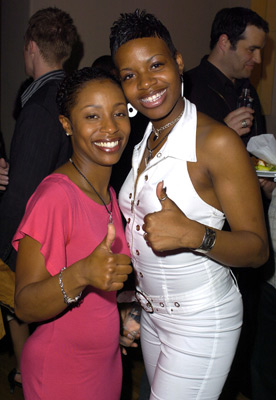 Fantasia Barrino and La Toya London at event of American Idol: The Search for a Superstar (2002)