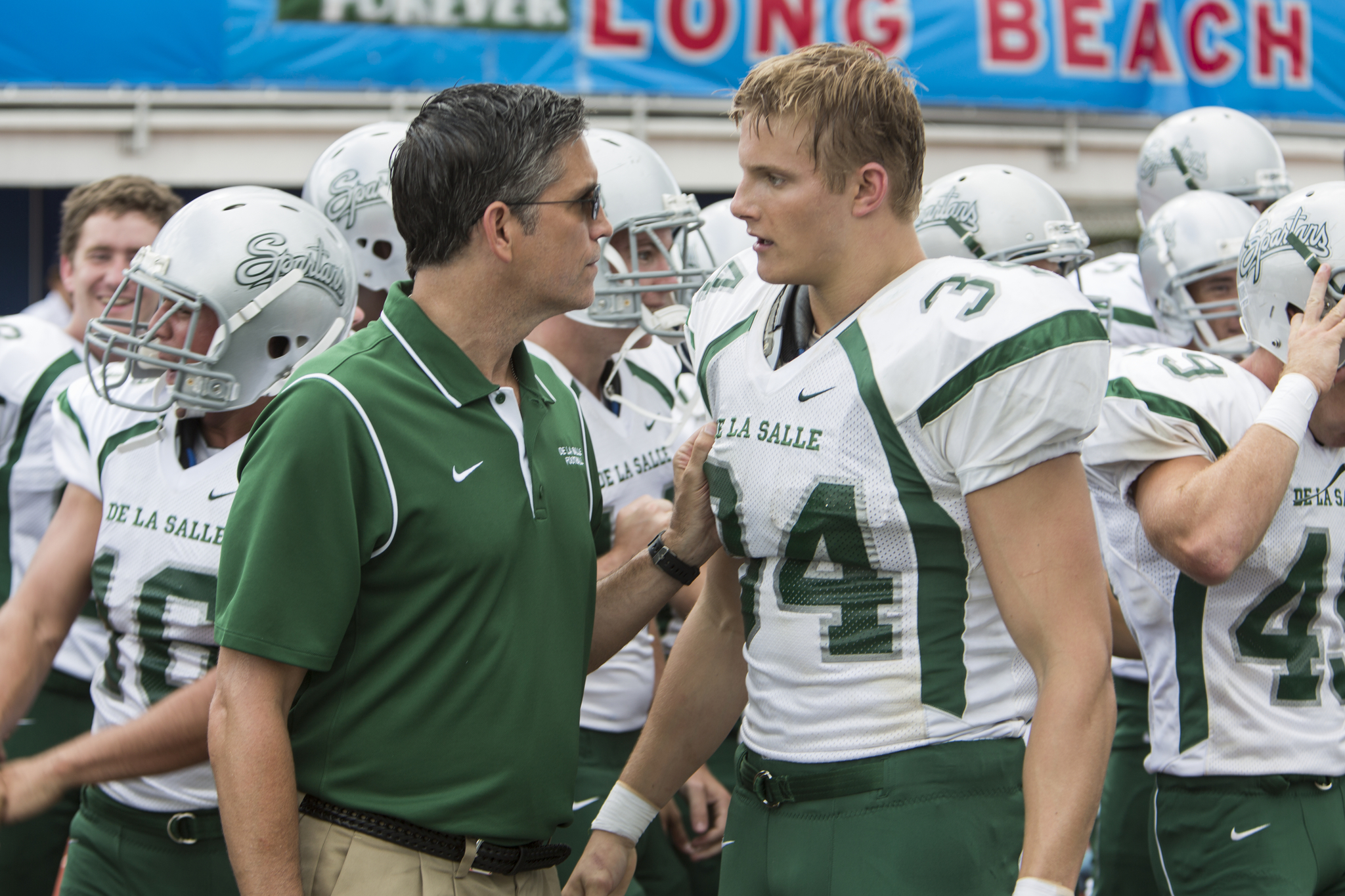 Still of Jim Caviezel and Alexander Ludwig in When the Game Stands Tall (2014)