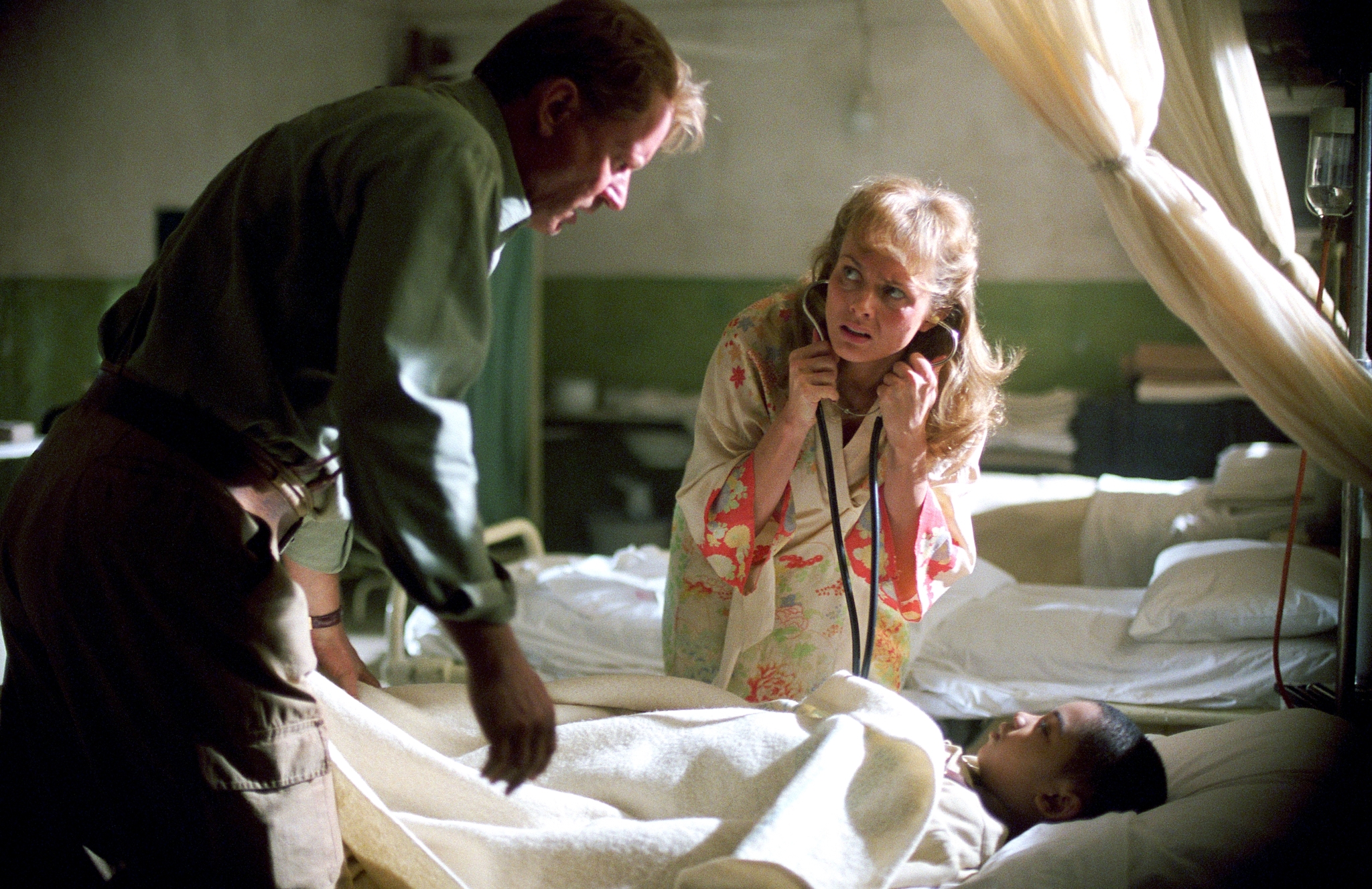 Still of Izabella Scorupco, Stellan Skarsgård and Remy Sweeney in Egzorcistas: pradzia (2004)