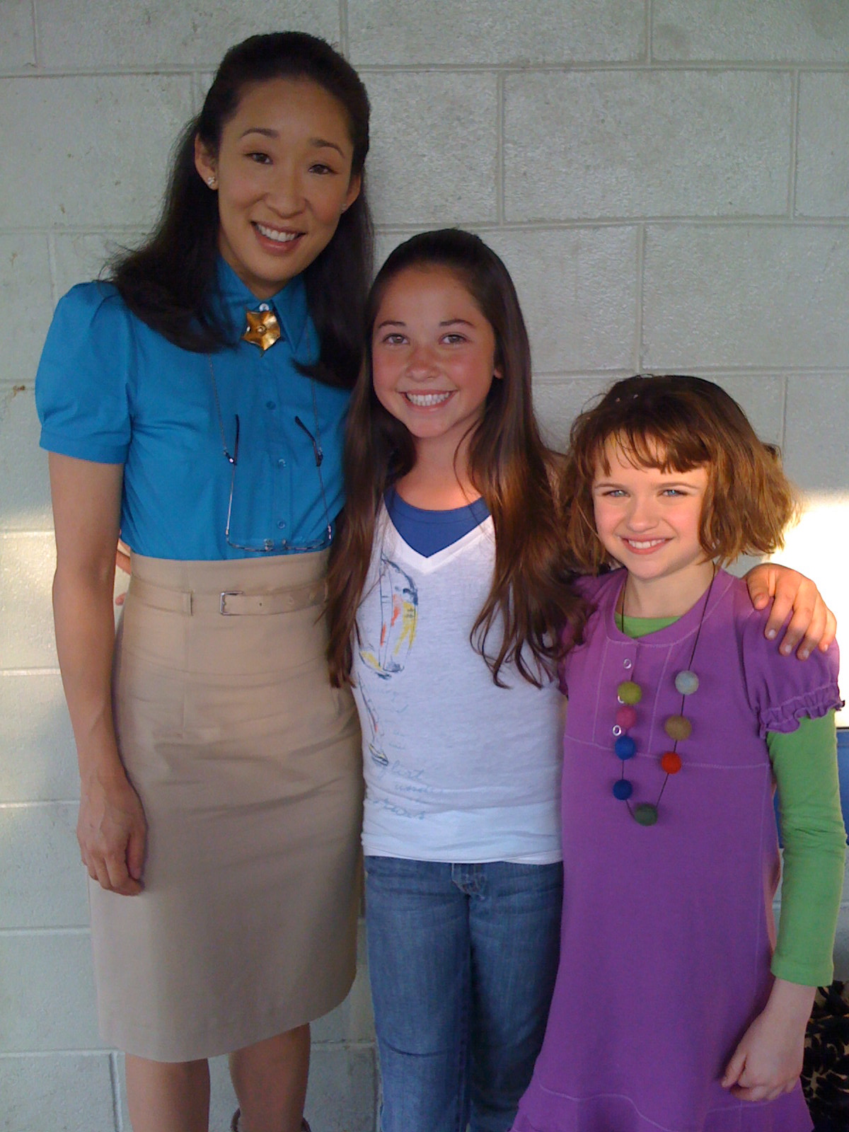 Chelsea Smith, Sandra Oh, & Joey King (Ramona) on set of Ramona and Beezus. 2009