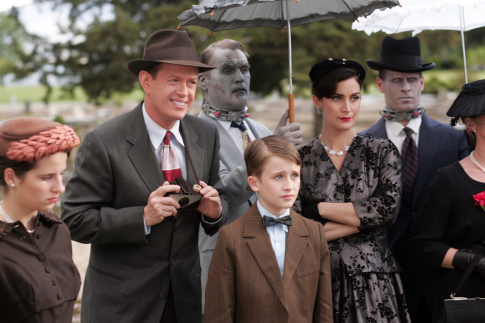 Still of Carrie-Anne Moss, Dylan Baker, Billy Connolly and Kesun Loder in Fido (2006)