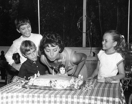 Sophia Loren with Paul Petersen, Charles Herbert, and Mimi Gibson during the making of 