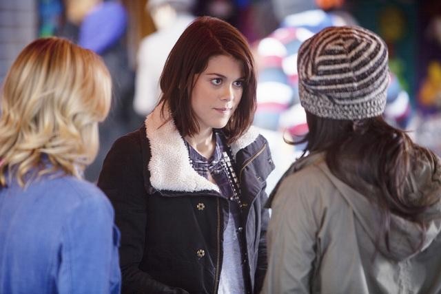 Still of Lindsey Shaw, Claire Holt and Shay Mitchell in Jaunosios melages (2010)