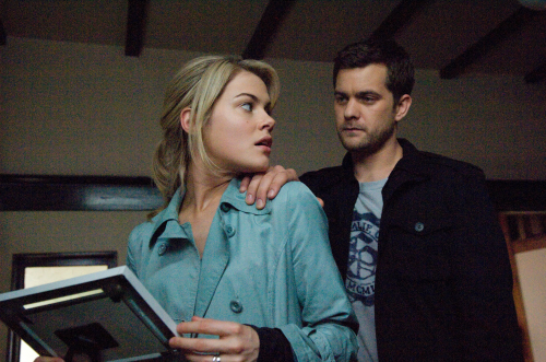 Still of Joshua Jackson and Rachael Taylor in Uzkratas (2008)