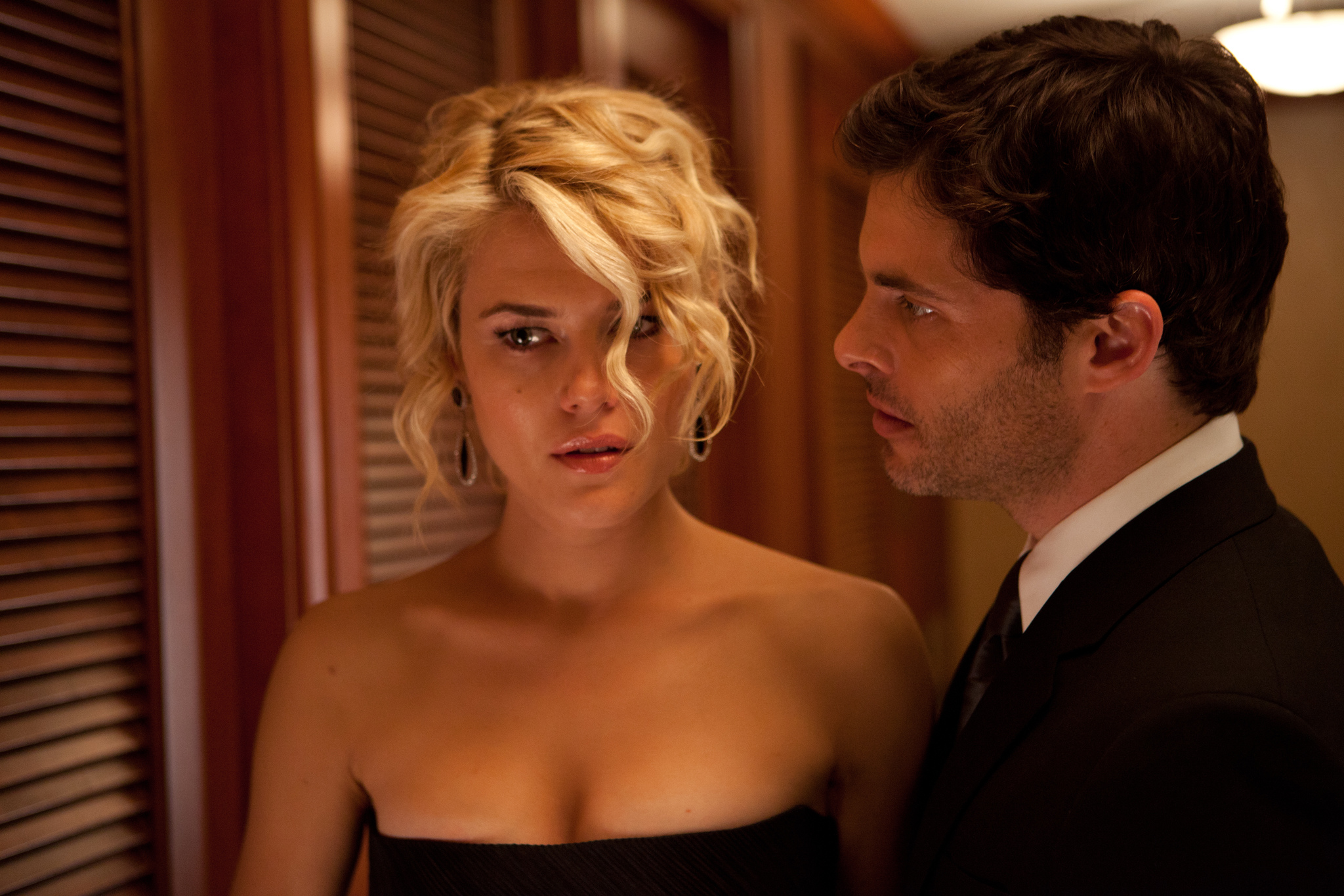 Still of James Marsden and Rachael Taylor in Loftas (2014)