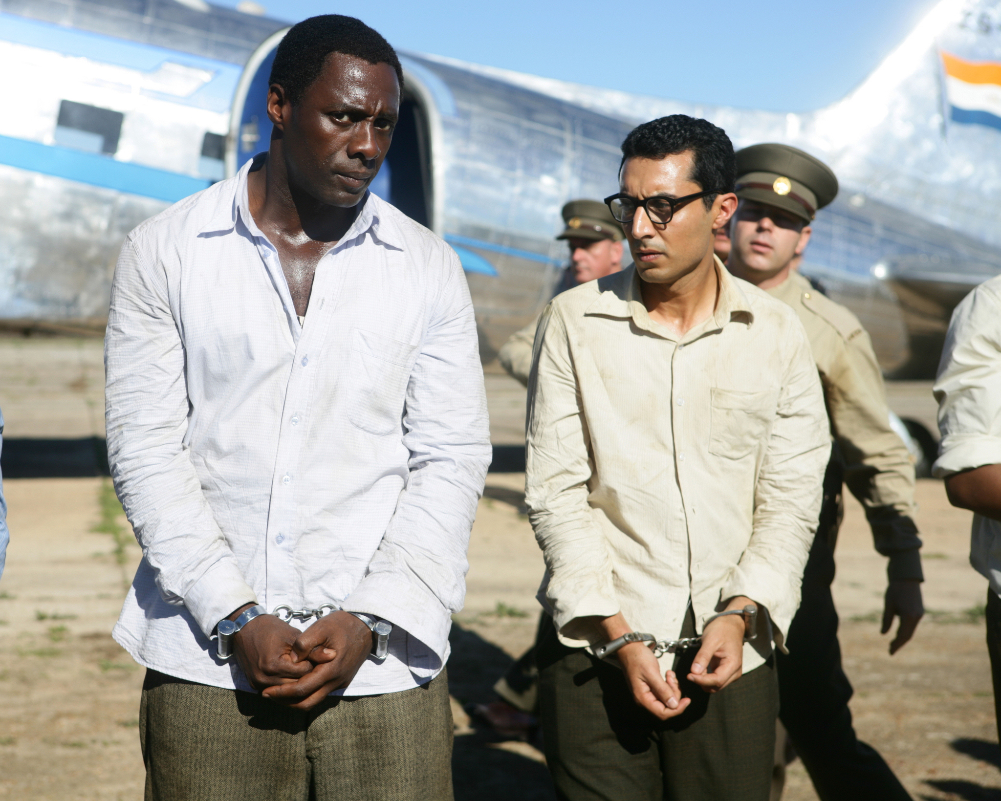 Still of Idris Elba and Riaad Moosa in Mandela: ilgas kelias i laisve (2013)